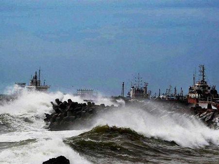 വര്‍ധ: മരിച്ചവരില്‍ മലയാളിയും! കര്‍ണ്ണാടകയിലും കേരളത്തിലും അടുത്ത 12 മണിക്കൂറില്‍ മഴയ്ക്ക് സാധ്യത