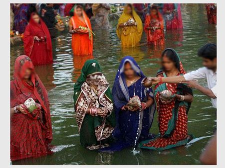 പുഴക്കടവില്‍ സ്ത്രീകള്‍ക്ക് കുളിക്കാന്‍ പ്രത്യേക സമയം, ചെങ്ങന്നൂരിലെ ഈ തീരുമാനത്തിന് കാരണമെന്താ?