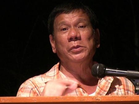 കുറ്റവാളികളെ ബൈക്കില്‍ കയറി വെടിച്ചുകൊന്നിട്ടുണ്ടെന്ന് ഫിലിപ്പീന്‍സ് പ്രസിഡന്റ്