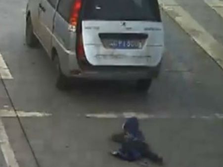 ഓടുന്ന വാനില്‍ നിന്നും കുഞ്ഞ് തെറിച്ച് നടുറോഡിലേക്ക്!! പിന്നെ സംഭവിച്ചത്..വീഡിയോ കാണാം