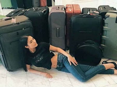 ഈ സുന്ദരി വിമാനം ഇറങ്ങിയത് 17 പെട്ടികളുമായി !!!, സുന്ദരിയുടെ പെട്ടികളിൽ എന്താ...?