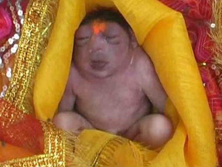 ഇത് ഹനുമാന്റെ പുനർജന്മമോ ? ജനിച്ച ഉടൻ എഴുന്നേറ്റിരുന്നു, പാൽ കുടിച്ചു, അത്ഭുതങ്ങൾ തീരുന്നില്ല!!!