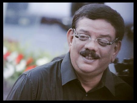 എംടിയെ ചുമ്മാ പന്തു തട്ടിക്കളിക്കല്ലേ... രാഷ്ട്രീയ പാര്‍ട്ടികള്‍ക്കെതിരെ പ്രിയദര്‍ശന്‍