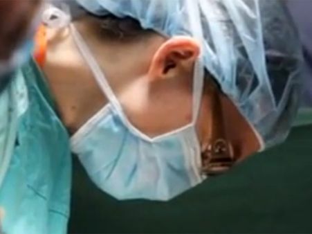 പാറ്റയെ കണ്ട ഡോക്ടര്‍ ശസ്ത്രക്രിയ നിര്‍ത്തിവച്ച് വീഡിയോയെടുത്തു;സായിപ്പിനെ കണ്ട് കവാത്ത് മറന്നു!!