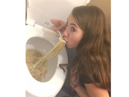 ക്ലോസറ്റിലും നൂഡില്‍സ് കഴിക്കാം; ചുമ്മാ ഒരു വെറൈറ്റി; ചിത്രം വൈറല്‍