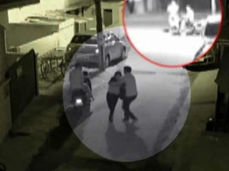 നടുറോഡില്‍ പെണ്‍കുട്ടിക്ക് പീഡനം!! കാഴ്ചക്കാരായി നാട്ടുകാര്‍!! ബെംഗളൂരുവിന് നാണക്കേടൊഴിയുന്നില്ല..!!