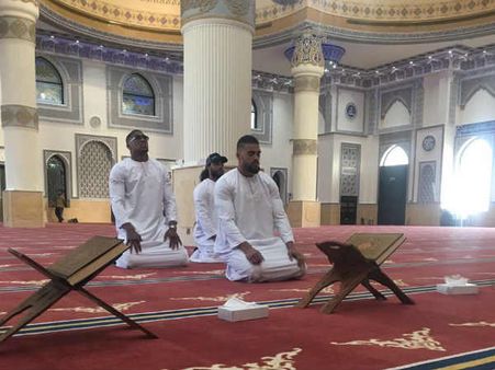 നിസ്‌കരിക്കുന്ന ചിത്രം ട്വിറ്ററിലിട്ടു. ബ്രിട്ടീഷ് ബോക്‌സര്‍ക്ക് മതവാദികളുടെ തെറിവിളി.. !!