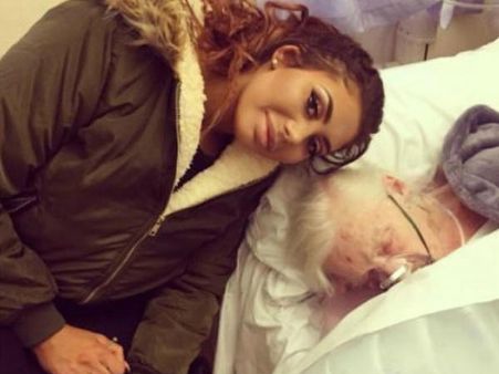 അമ്മൂമ്മയ്‌ക്കൊപ്പം ആര്‍ഐപി സെല്‍ഫി.. 21കാരി ഗ്ലാമര്‍ നായികയ്ക്ക് കിട്ടിയത് ഒരിക്കലും മറക്കാത്ത പണി!