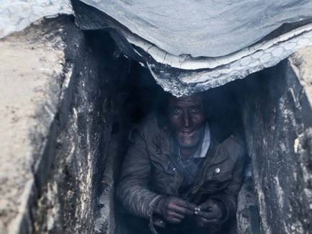 ഈ മനുഷ്യർക്ക് കൂട്ട് ശവങ്ങൾ!!! താമസം ശവക്കല്ലറയ്ക്കുള്ളില്‍ !! ഞെട്ടിത്തരിച്ച് ലോകം