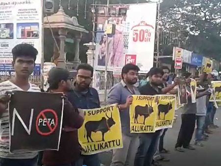 ജല്ലിക്കെട്ട് പ്രക്ഷോഭം: പോലിസുകാരും മോശമല്ല, ഓട്ടോ അഗ്‌നിക്കിരയാക്കി, വീഡിയോ വൈറല്‍!!