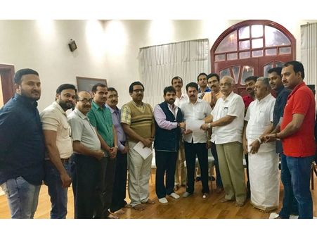 മലബാര്‍ പ്രവാസി പ്രതിനിധികള്‍ എംഎല്‍എമാരെ കണ്ടു നിവേദനം നല്‍കി