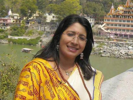 'പെണ്‍കുട്ടികള്‍ വരുന്നത് വയറ്റിലുണ്ടാക്കാന്‍..നായരല്ലെങ്കില്‍ പുച്ഛം''..!! ലക്ഷ്മി നായരുടെ തനിരൂപം!