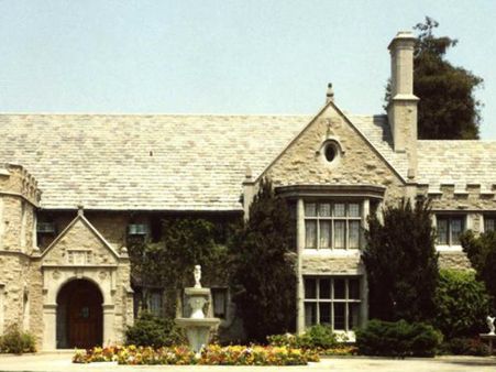 പടികയറിയാല്‍ കിടപ്പറ പങ്കിടാതെ ഇറങ്ങാനാവില്ല, പ്ലേബോയ് മാൻഷനെ കുറിച്ചുള്ള 'ഡേര്‍ട്ടി സീക്രട്ട്‌സ്'