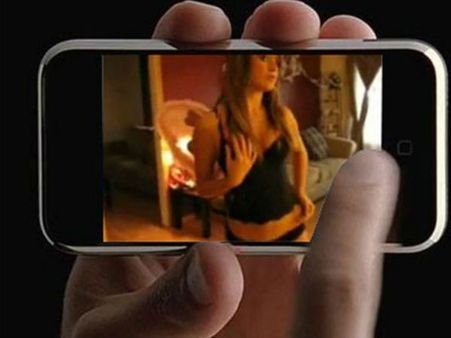 കിരണ്‍ ബേദിയുള്ള വാട്‌സ്ആപ്പ് ഗ്രൂപ്പില്‍ അശ്ലീല വീഡിയോ..ഉദ്യോഗസ്ഥനെയെടുത്ത് പുറത്തേക്കെറിഞ്ഞ് ബേദി