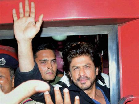 ഷാരൂഖ് 'കൊലപാതകി', കിങ് ഖാന്‍ കാരണം ഒരാള്‍ മരിച്ചു, മരണം ശ്വാസംമുട്ടി!! വീഡിയോ