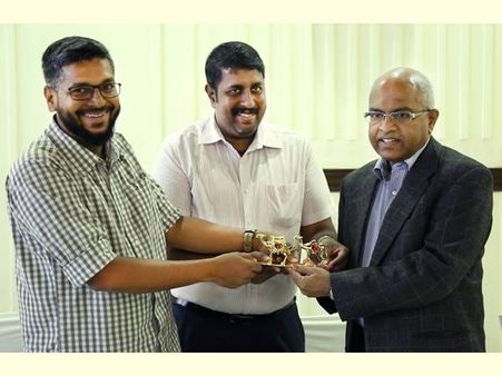 ദുബായ്;  ഇന്ത്യന്‍ ഡെപ്യൂട്ടി കോണ്‍സുല്‍ ജനറല്‍ കെ. മുരളീധരന് യാത്രയയപ്പ് നല്‍കി