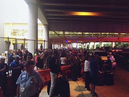 അമേരിക്കന്‍ വിമാനത്താവളത്തില്‍ വെടിവെപ്പ്, അഞ്ചു മരണം, എട്ടു പേര്‍ക്ക് പരിക്ക്