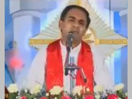 'പ്രലോഭിപ്പിക്കുന്ന പെണ്‍കുട്ടികളെ കടലില്‍ കെട്ടിത്താഴ്ത്തണം'... അര്‍ദ്ധനഗ്നം എന്നാൽ വൈദികനറിയുമോ!