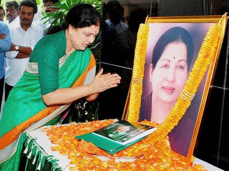 ഈ തെറ്റുകള്‍ ശശികലയെ മുഖ്യമന്ത്രി പദത്തില്‍ എത്തിക്കില്ല!!!ചരിത്രം പറയുന്നത് ചിന്നമ്മയുടെ കാലുമാറ്റം