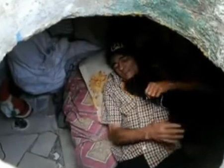 അഴുക്ക് ചാലില്‍ വീട്; ടിവിയും കറണ്ടുമുണ്ട്, കൂട്ടിനൊരു നായും; 22 വര്‍ഷം പിന്നിടുന്ന ജീവിതം