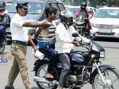 രണ്ട് ഹെല്‍മറ്റില്ലാതെ വണ്ടിയുമായി റോഡിലിറങ്ങിയാല്‍ പണിയുറപ്പ്!!! പരിശോധന തുടങ്ങി..