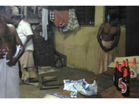 അമ്പലത്തില്‍ 'മദ്യസേവ' !!! ക്ഷേത്രം ജീവനക്കാരെ കയ്യോടെ പിടികൂടി !!!