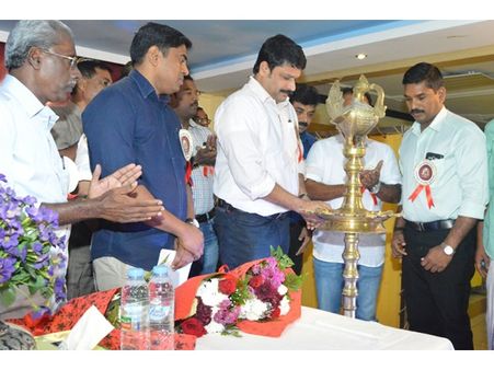  സമ്പത്ത് ക്രിയാത്മകമായി ഉപയോഗിക്കാന്‍ പ്രവാസികള്‍ കൂടുതല്‍ ശ്രദ്ധ ചെലുത്തണം; എംവി നികേഷ്‌ കുമാര്‍