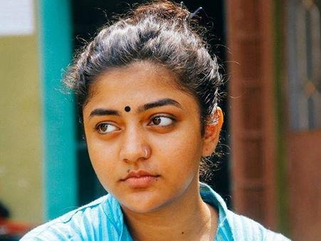 അതേടാ വെടിയാണ്, വെടി എന്ന് കേട്ടാല്‍ വിറയ്ക്കുന്നോരല്ല ഞങ്ങള്‍.. എസ്എഫ്‌ഐയെ വെല്ലുവിളിച്ച് അരുന്ധതി!