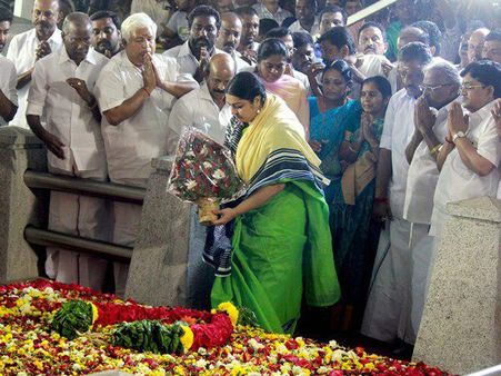 പനീര്‍ശെല്‍വവും ദീപ ജയകുമാറും മറീനാ ബീച്ചില്‍; പുതിയ കൂട്ടുകെട്ടുണ്ടാകുന്നു