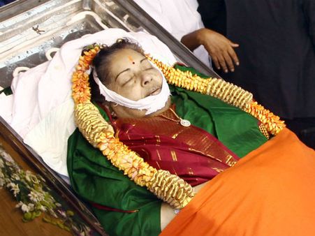 മരണശേഷവും തമിഴ്‌നാടിനെ ഭരിക്കുന്നത് ജയലളിത തന്നെ..ശവക്കല്ലറയില്‍ നിന്ന്...!! ഞെട്ടിക്കും.. !!