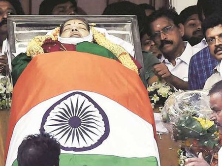 ജയലളിതയുടെ മരണം: അന്വേഷണം വേണമെന്ന് പനീർസെൽവം ക്യാമ്പ്‌ !! രാഷ്ട്രപതിയെ കണ്ടു !!