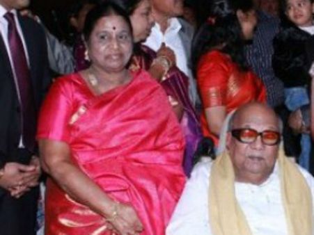 കരുണാനിധി ഭാര്യയുടെ കഴുത്തില്‍ തോക്കുവെച്ച് പണത്തിനുവേണ്ടി ഭീഷണി; ഒരാള്‍ അറസ്റ്റില്‍