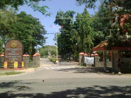 കാര്യവട്ടം ക്യാംപസ് മെന്‍സ് ഹോസ്റ്റലില്‍ വാര്‍ഡന്റെ 'വിളയാട്ടം'; പ്രതിഷേധവുമായി വിദ്യാര്‍ത്ഥികള്‍