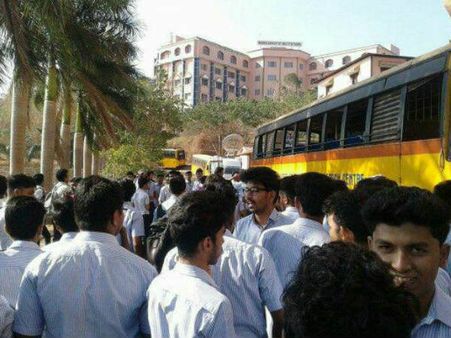 വിദ്യാര്‍ത്ഥികള്‍ മര്‍ദ്ദിച്ചു,ഭീഷണിപ്പെടുത്തി?പാമ്പാടി നെഹ്‌റു കോളേജില്‍ അധ്യാപകര്‍ പണിമുടക്കുന്നു