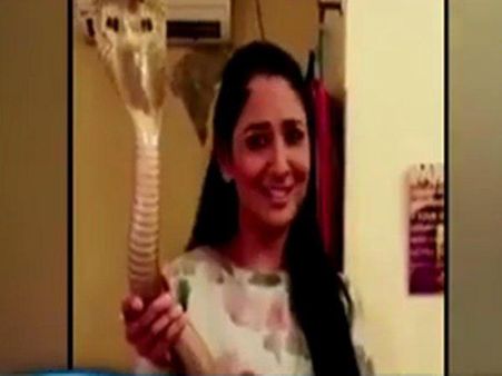 മൂര്‍ഖനോടൊപ്പമുള്ള 'കളി' ,നടിക്ക് കിട്ടിയത് ഉഗ്രന്‍ പണി!! കേട്ടാല്‍ ഞെട്ടും..വീഡിയോ!!