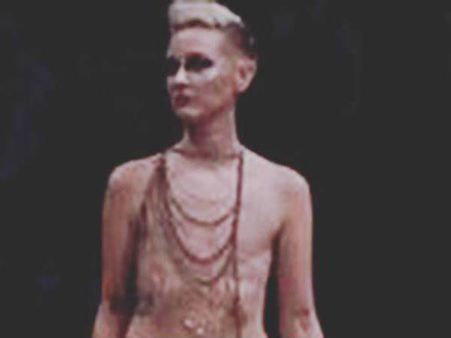 സ്തനങ്ങള്‍ മുറിച്ച് മാറ്റി; മാറിടം തുറന്ന് കാണിച്ച് അവര്‍ നടന്നു റാംപിലൂടെ... വീഡിയോ കാണാം