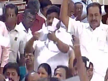 ബഹളം, കൈയാങ്കളി, കസേരയേറ്!!!ക്ലൈമാക്‌സില്‍ 'വില്ലന്‍മാരെ' മലര്‍ത്തിയടിച്ച് പളനിസ്വാമി...