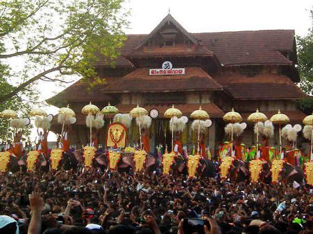 ഗെഡീസ്... മ്മക്ക് വെടിക്കെട്ട് വേണ്ടാട്ടാ, ഡെയ്ഞ്ചറാണ്!!!'ആശുപത്രികൾ കുലുങ്ങും'തൃശൂര്കാരീടെ പോസ്റ്റ്