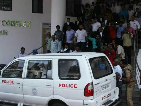 നടിയെ കടത്തിക്കൊണ്ടുപോയ കാറില്‍ പുരുഷബീജമോ.. ഈ പത്രവാർത്ത പറയുന്നതെന്ത്?