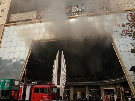 ആഡംബര ഹോട്ടലിന് തീപിടിച്ചു!! 10 മരണം, നാലുനില കെട്ടിടം കത്തിയമർന്നു !!!