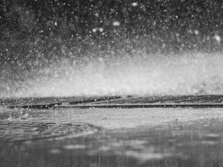 കേരളം ചുട്ടുപൊള്ളുമ്പോള്‍ മണലാരണ്യത്തില്‍ കൊടുംമഴ... യുഎഇയില്‍ പെയ്തതല്ല, മഴയെക്കൊണ്ട് പെയ്യിച്ചത്