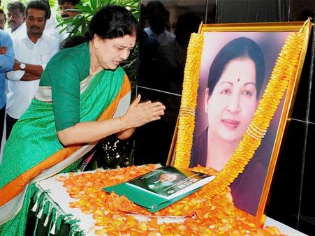 വീട്ടുവേലക്കാരി പോലും.... ശശികലയായത് കൊണ്ട് എന്തും പറയാമോ.. രാജീവ് ഗാന്ധി മുതൽ റാബ്രി ദേവി വരെ!