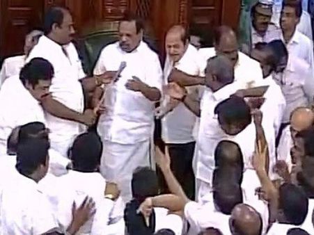 തമിഴ്നാട്ടില്‍ വീണ്ടും വിശ്വാസ വോട്ടെടുപ്പോ? കാര്യങ്ങള്‍ കോടതിയിലേക്ക്!! പ്രതിസന്ധിക്ക് അയവില്ല!!