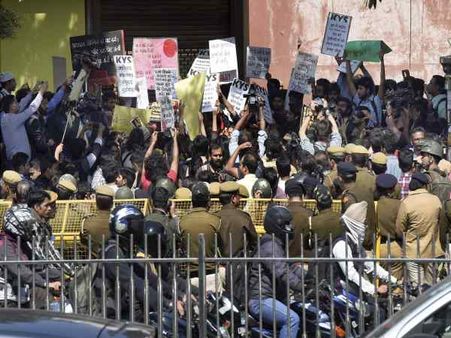 'ഗോ ബാക്ക് എബിവിപി' രാംജാസ് സമരത്തിനൊപ്പം കനയ്യ, സേവ് ഡിയു ക്യാമ്പെയിന് വമ്പിച്ച പിന്തുണ