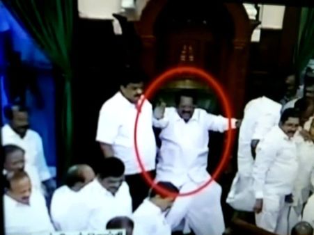 തന്നെ അപമാനിയ്ക്കുകയും വസ്ത്രങ്ങള്‍ വലിച്ചു കീറുകയും ചെയ്തെന്ന് സ്പീക്കര്‍,ഡിഎംകെ അതിരുകടന്നു!!