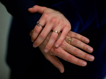 അവനും അവനും വിവാഹിതരായി.... ഇനി മഴ പെയ്യും, എത്ര മനോഹരമായ ആചാരം !!!