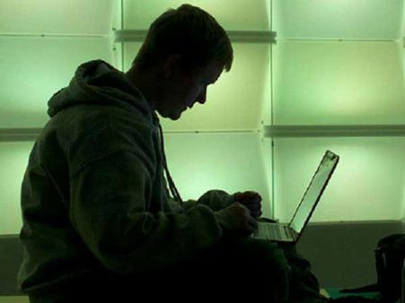 പേരക്കുട്ടിയുടെ നഗ്നചിത്രം ഫേസ്ബുക്കിലിട്ടു..! മുത്തച്ഛന് ലഭിച്ചത് മുപ്പത് വര്‍ഷത്തെ തടവ് ശിക്ഷ..!!