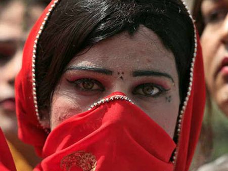 സൗദിയില്‍ ട്രാന്‍സ്‌ജെന്‍ഡേഴ്‌സിനെ പോലീസ് ചാക്കില്‍ക്കെട്ടി തല്ലിക്കൊന്നു..!!കുറ്റം സ്വവര്‍ഗ ലൈംഗികത