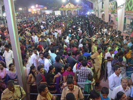 കണ്ണും കാതും ആറ്റുകാലിലേക്ക്, വന്‍ഭക്തജനതിരക്ക്, തിരക്ക് നിയന്ത്രിക്കാന്‍ പിങ്ക് വളന്റിയര്‍മാരും