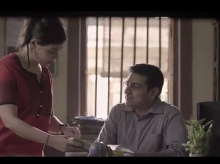 അഴിച്ച് കാണിക്കട്ടേ.. മാറിടത്തിലേക്ക് എത്തിനോക്കിയ മേലുദ്യോഗസ്ഥനോട് യുവതി, ഇവള്‍ പുലിയാണ് കേട്ടോ!!